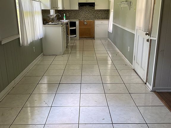 3rd image of 557 Parkview Cir