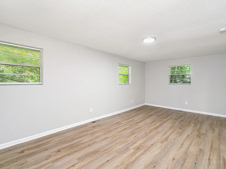 841 Farragut Ave — Photo 20