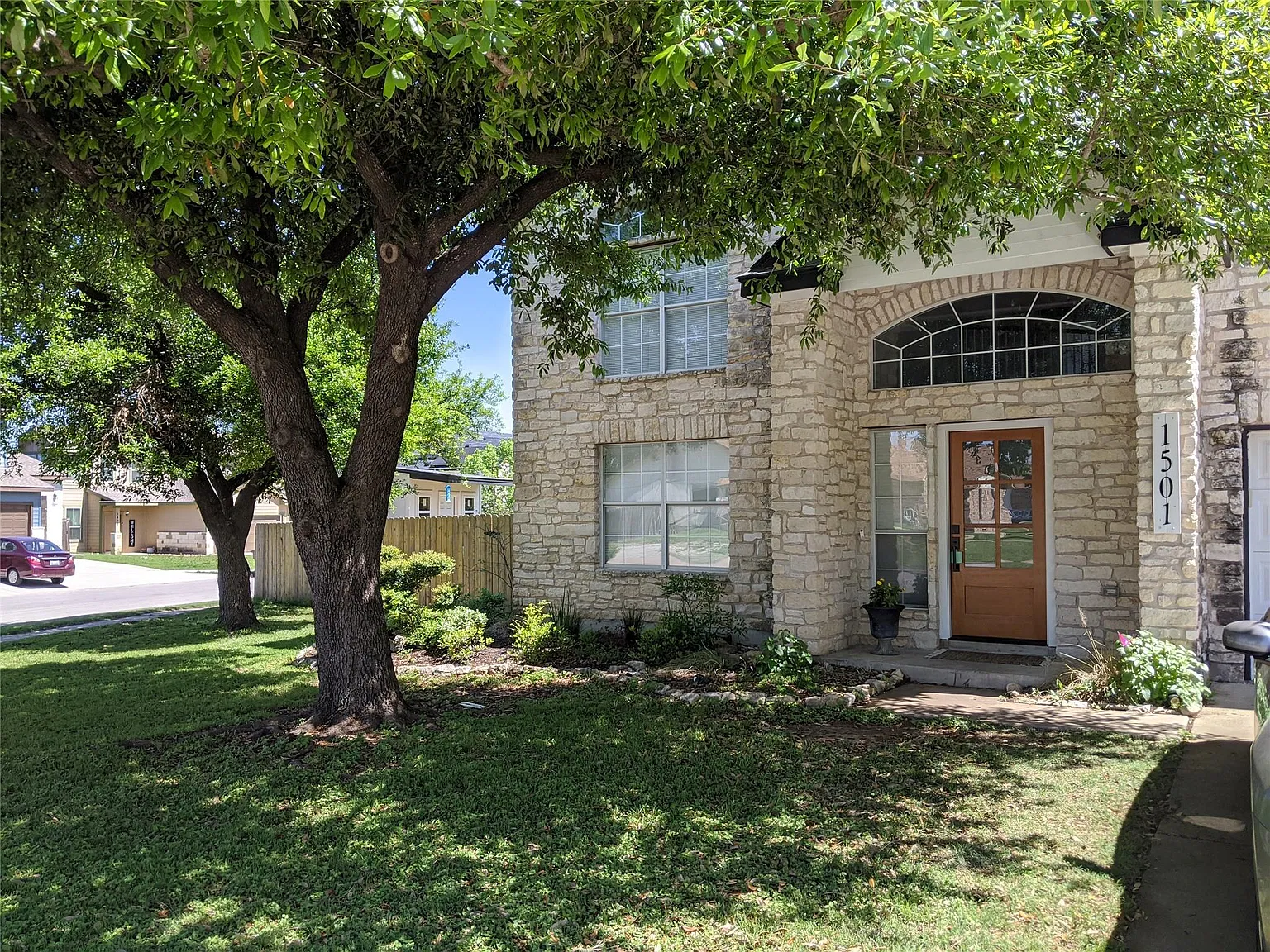 5 bed, 2.5 bath, 2640 sqft, $2,500 — Photo 1
