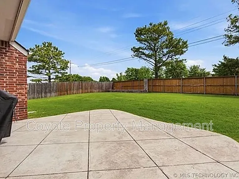 2809 N Fern Ave — Photo 22
