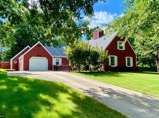 1835 Country Club Dr, Grinnell, IA 50112