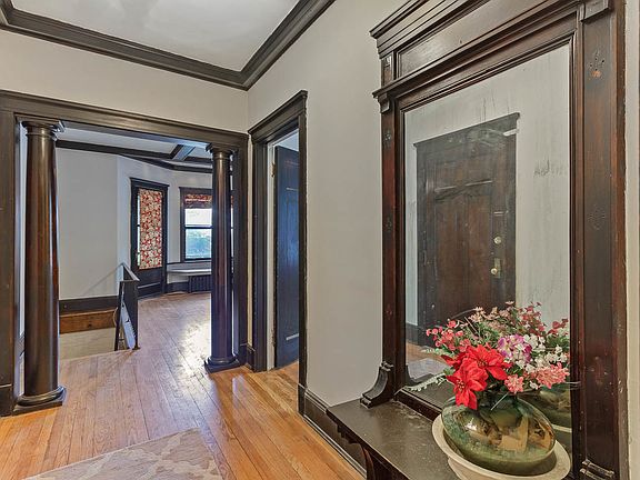 3rd image of 601 W Fullerton Pkwy #1