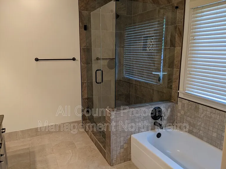 215 Broken Lance Pl — Photo 16