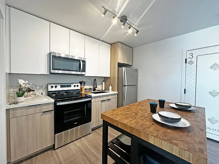DLUX Lofts - Modern Downtown Studios — Photo 59