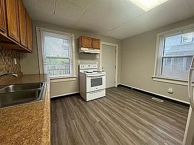 5th image of 414 Five Oaks Ave #A