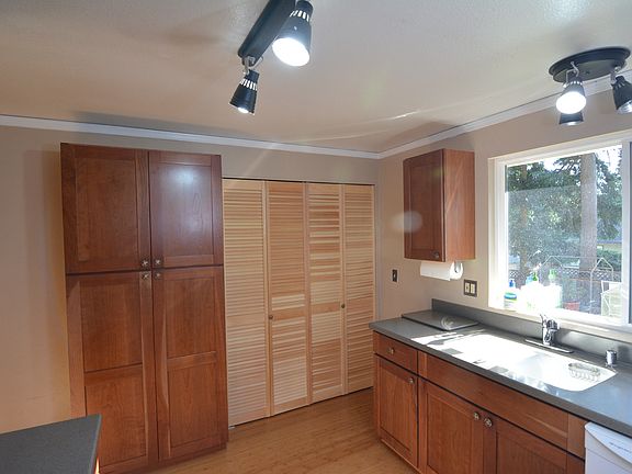 5th image of 1001 212th Ave NE