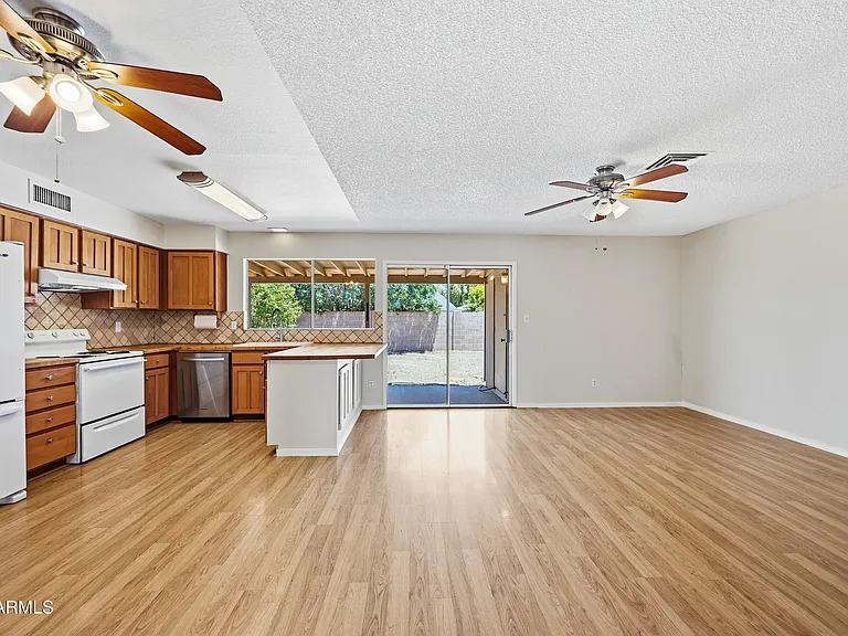 2216 W Straford Dr — Photo 5