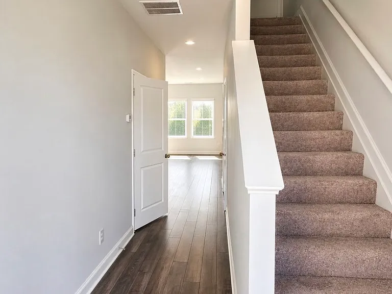 373 Oakwood Dr NW — Photo 2