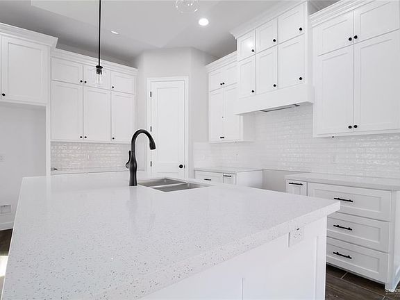 5th image of 4107 Rose Dr