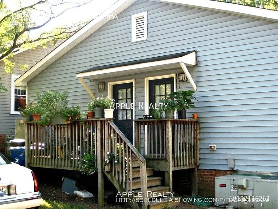 102 W Club Blvd Apt B - Available now! — Photo 2