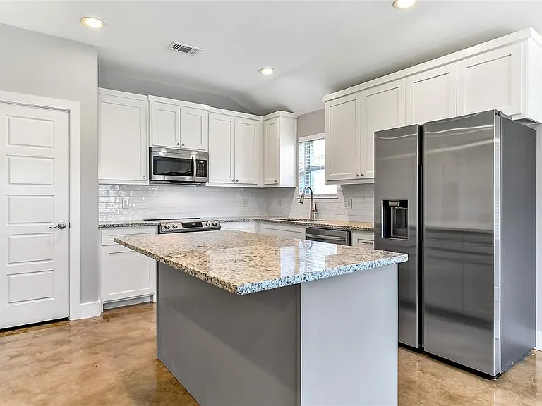 2205 N Hickory St — Photo 7