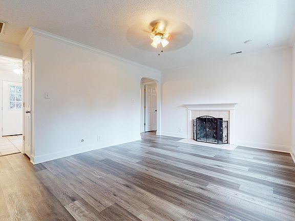 4th image of 2114 Maple Dr