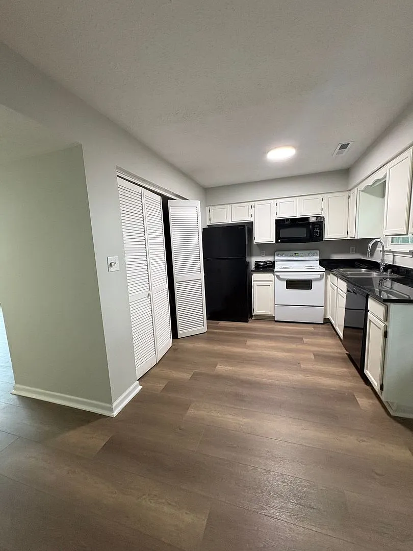 Jackson Square - 455 Three Springs — Photo 3