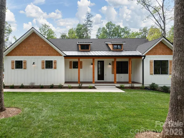 20 Nature Walk Ln, Hendersonville, NC 28739