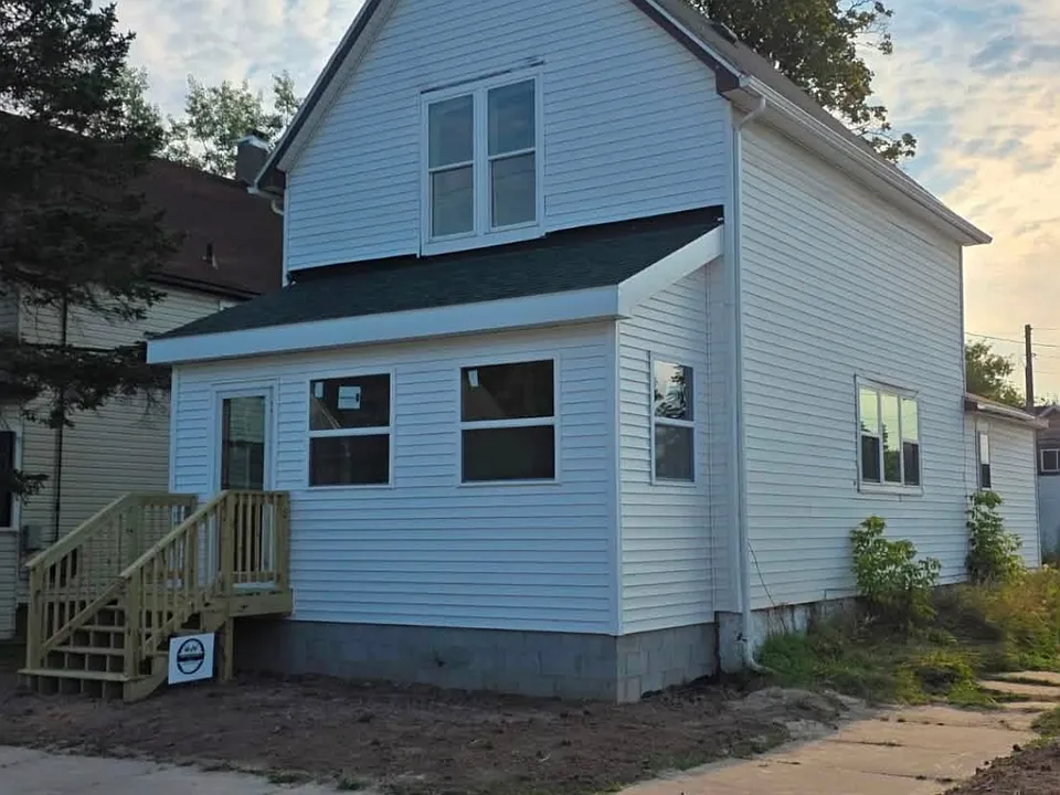 823 Swinton St