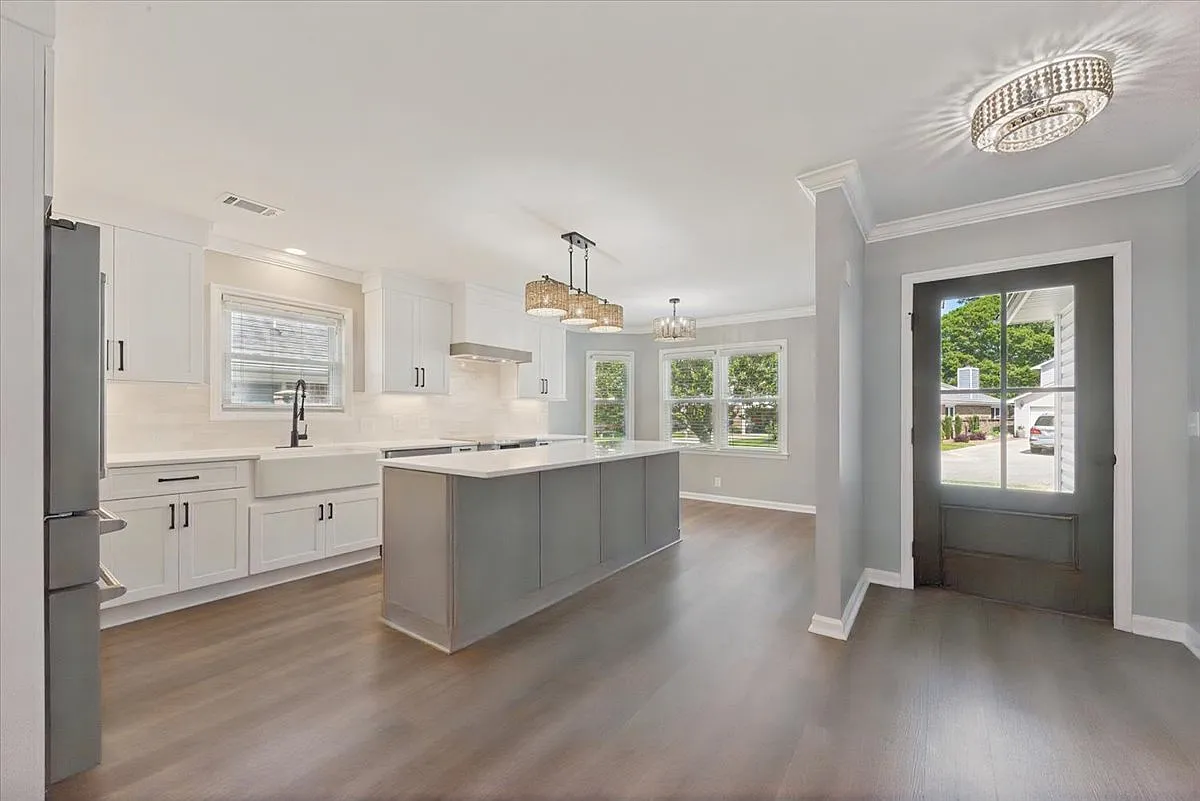 4 bed, 2.5 bath, 2302 sqft, $5,000 — Photo 4