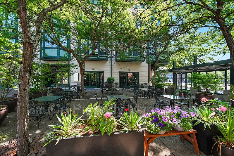 1 bed, 1.0 bath, 691 sqft, $1,800 — Photo 2