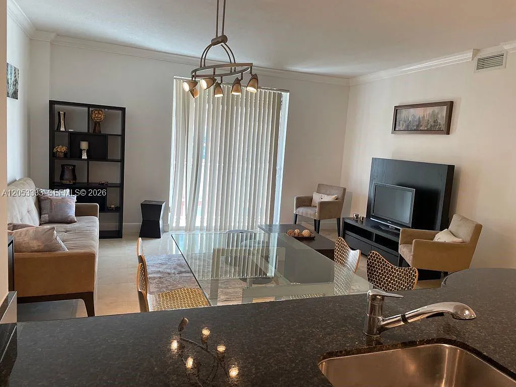 Downtown Dadeland Condo N — Photo 2