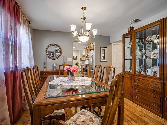 5th image of 72 Shinnecock Ln