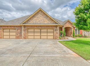 404 Old Home Pl, Yukon, OK 73099