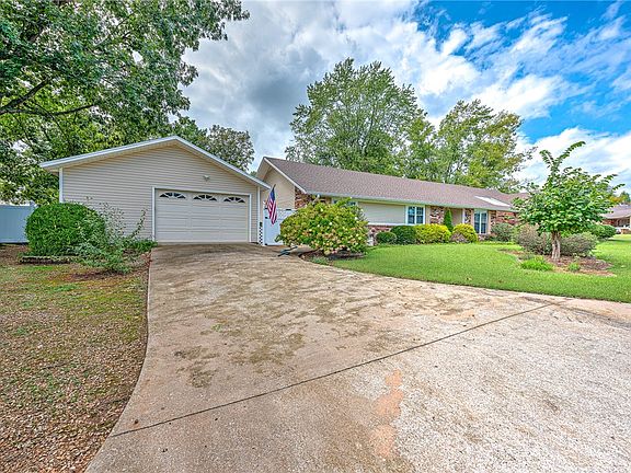 2nd image of 700 Woodland Dr