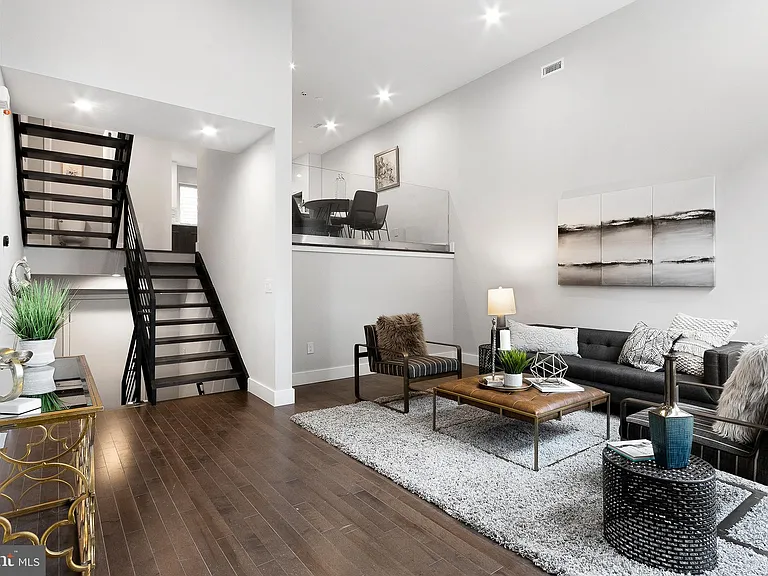 1321 S Woodstock St — Photo 3
