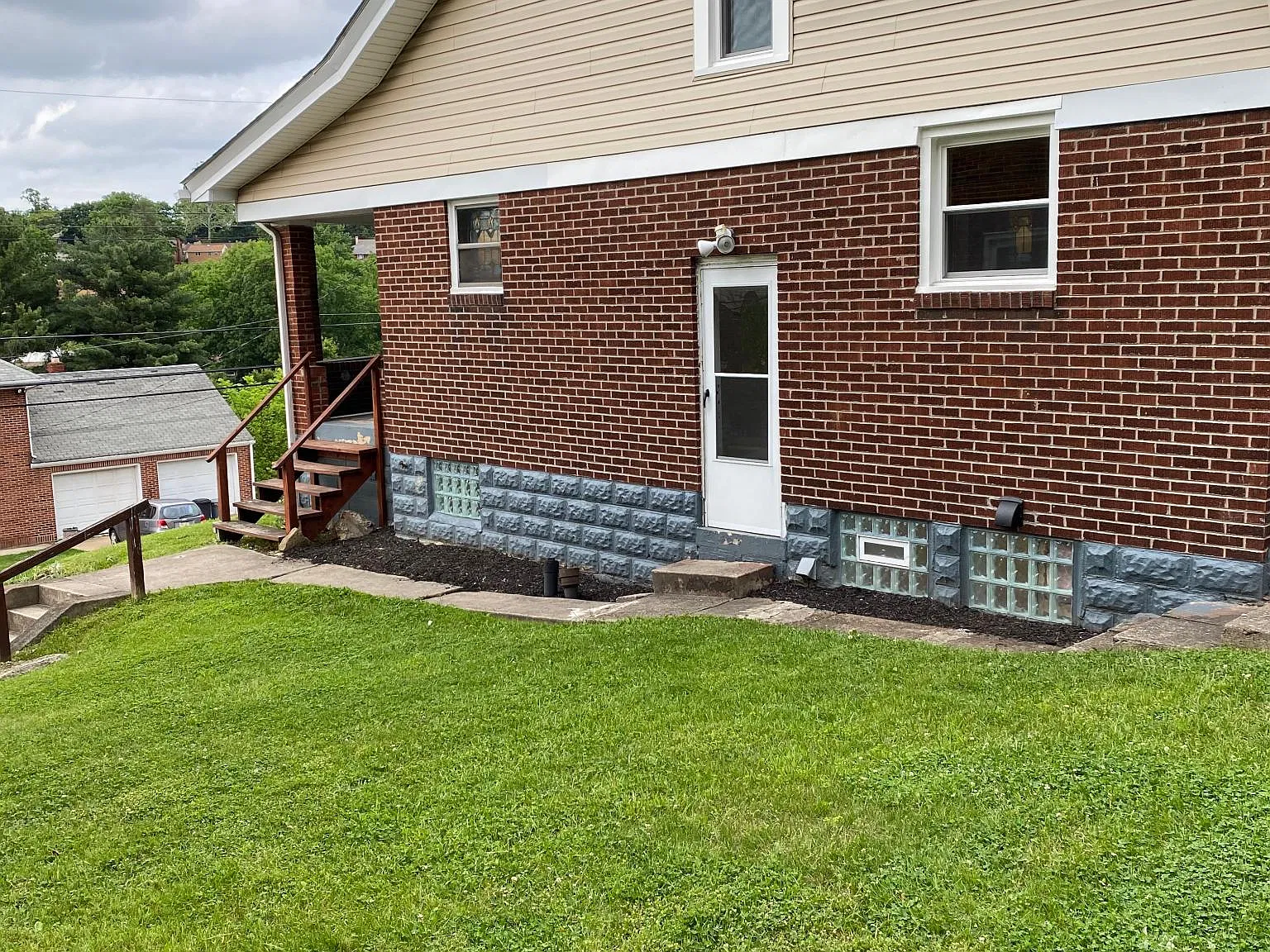 230 E Elmhurst Rd — Photo 2
