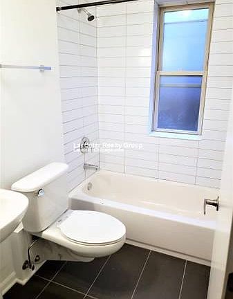 4th image of 925 W Carmen Ave APT 6F