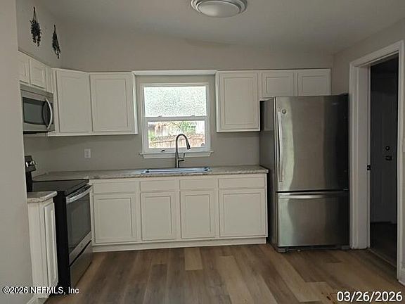 4th image of 203 RENNE Drive N