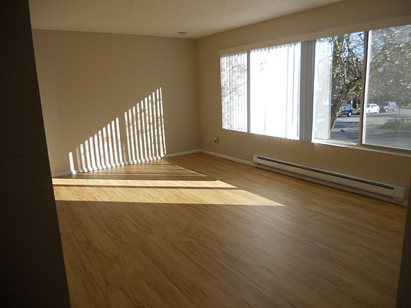 4th image of 3326 Lombard Ave