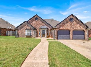 825 W Cabillo Way, Mustang, OK 73064