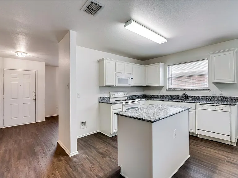 2946 Midbury Dr — Photo 11
