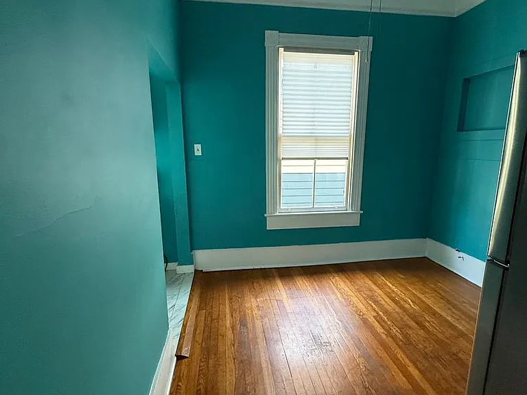 311 E Duffy St — Photo 4