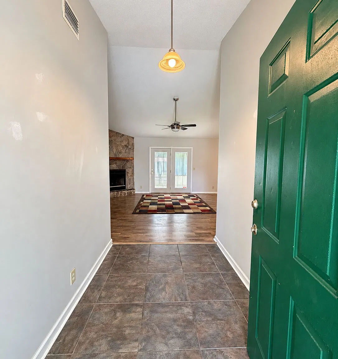 3 bed, 2.0 bath, 1400 sqft, $1,800 — Photo 2