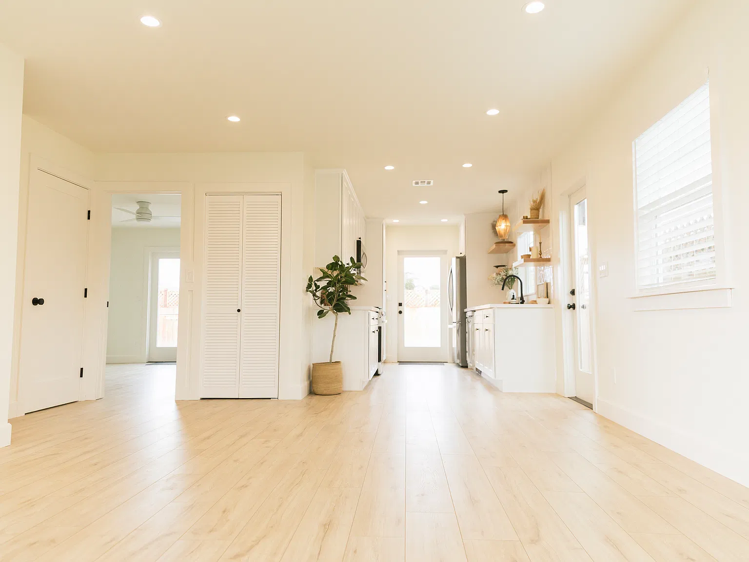 2 bed, 1000 sqft, $4,495 — Photo 3