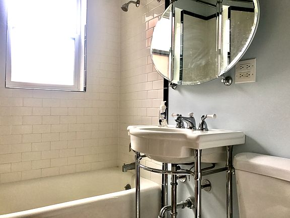 2nd image of 514 W Belden Ave #3G