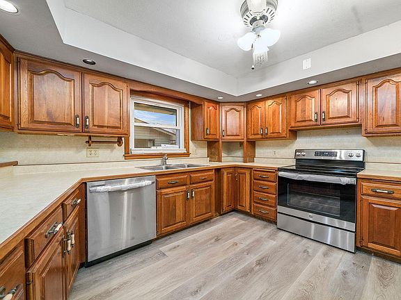 4th image of 3912 Larson Ave
