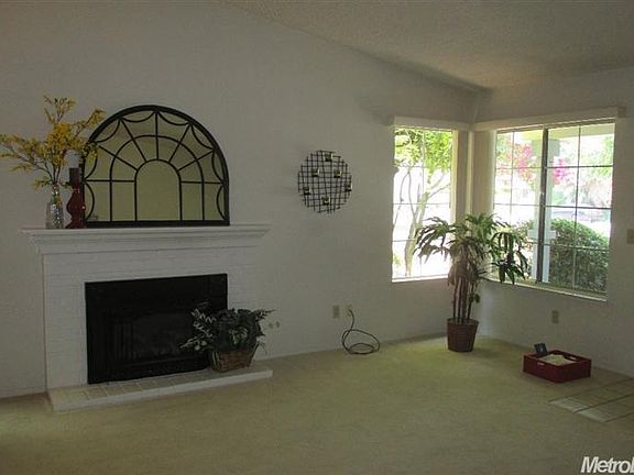4th image of 1350 E Gum Ave