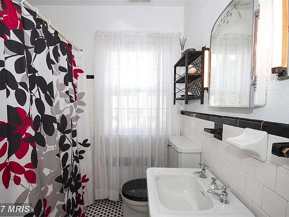 UPPER STAIR BATHROOM