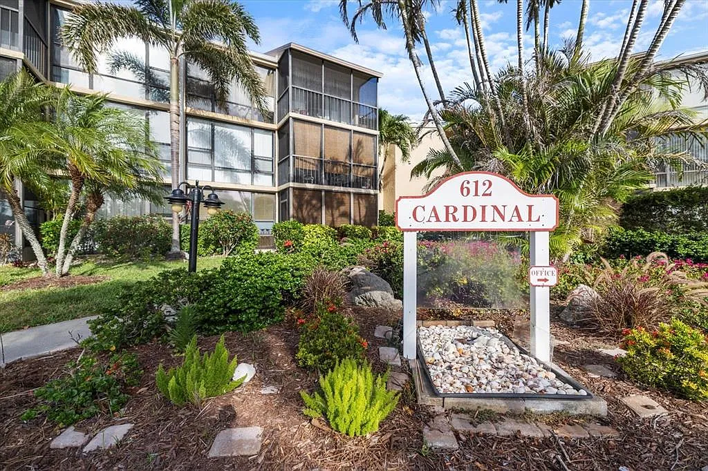 1 bed, 1.5 bath, 633 sqft, $1,900 — Photo 1