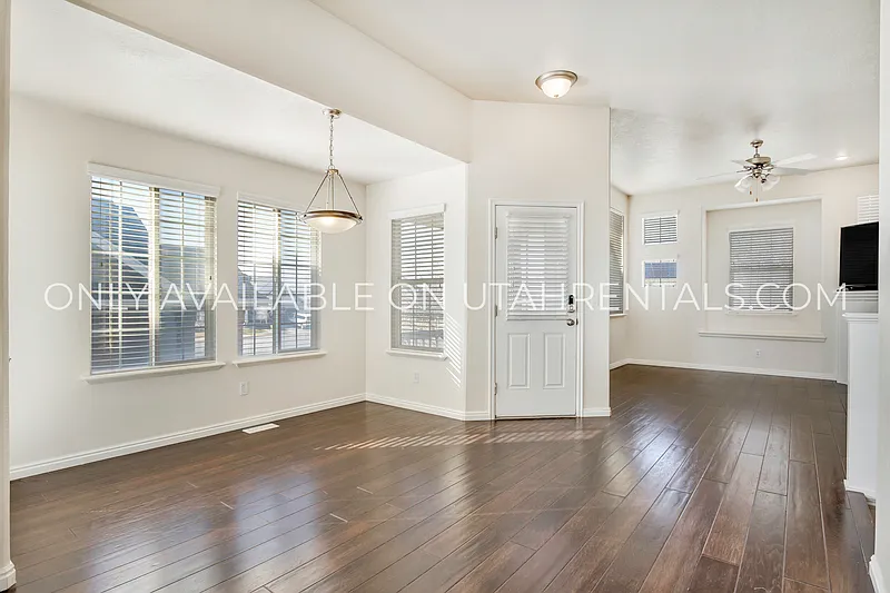 5 bed, 3.0 bath, 2474 sqft, $2,800 — Photo 3