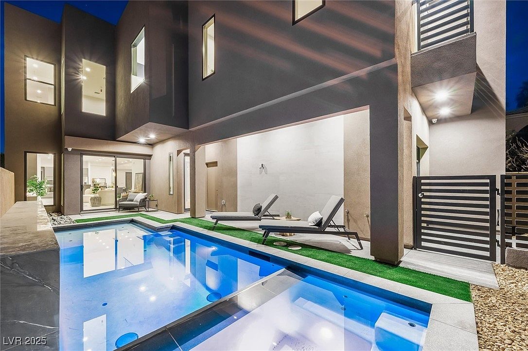 2824 Queens Courtyard Dr