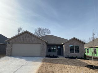 1041 Riverside Dr, Centerton, AR 72713