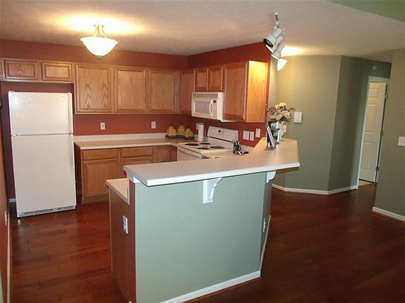 4th image of 3625 Hazelnut Ct #8