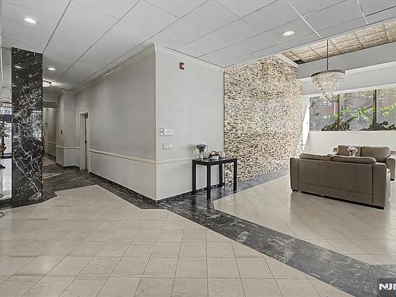 5th image of 1600 Center Ave APT 1A