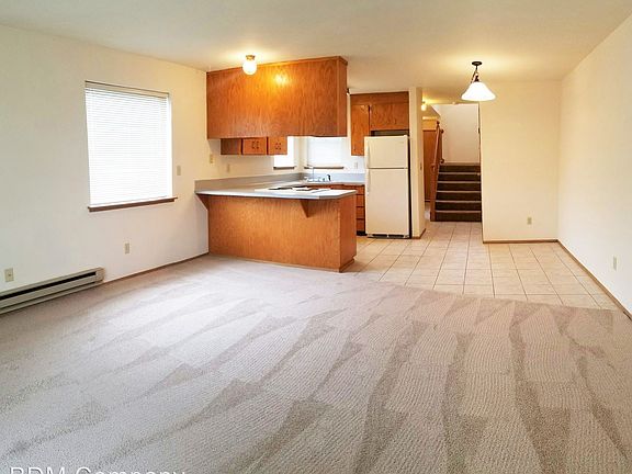 4th image of 915 28th St NE APT C
