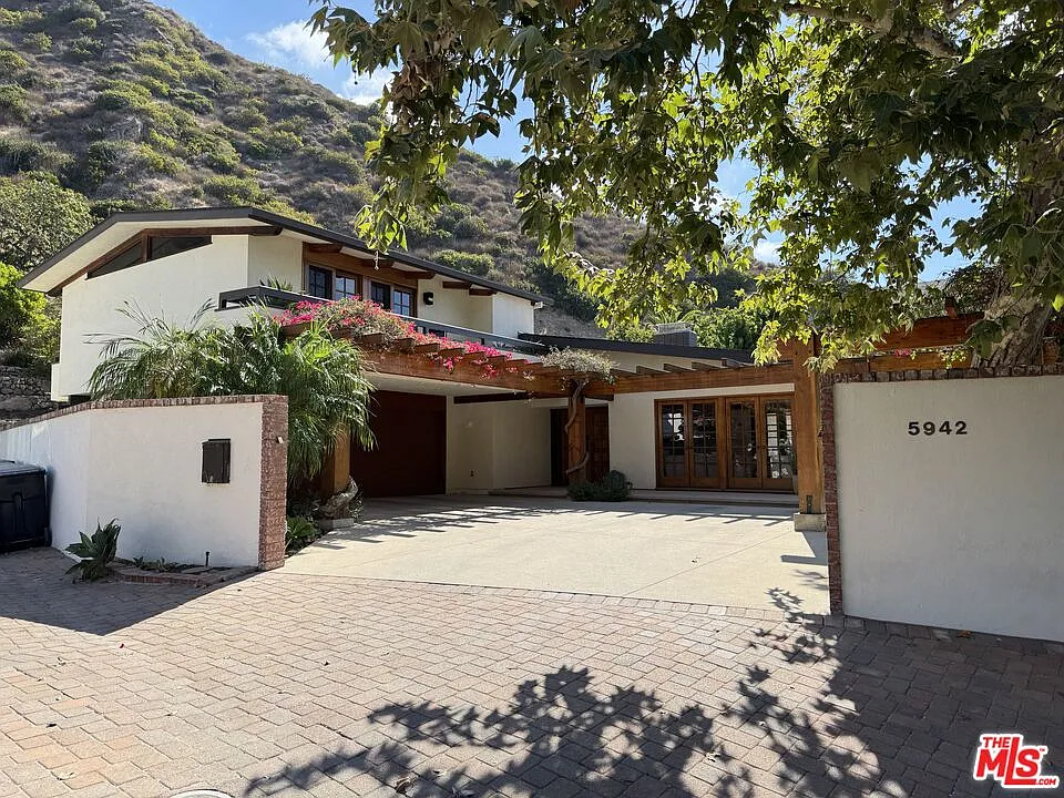 5 bed, 4.0 bath, 2824 sqft, $11,000 — Photo 2