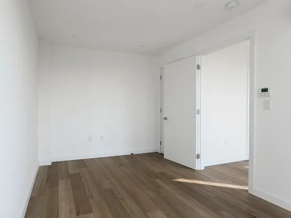 1000 Lorimer Street image 3 of 7