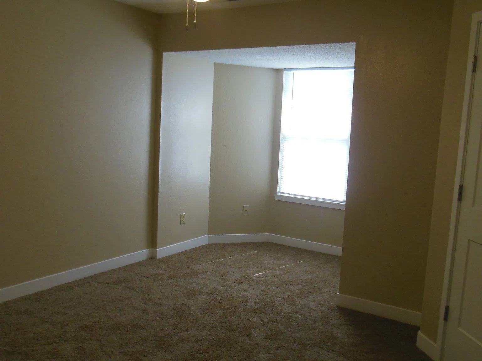 2 bed, 1.5 bath, 1021 sqft, $1,375 — Photo 3