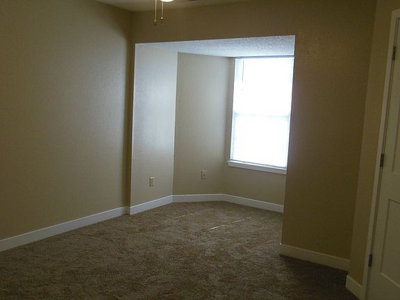 3rd image of 620 NE English Manor Dr APT A